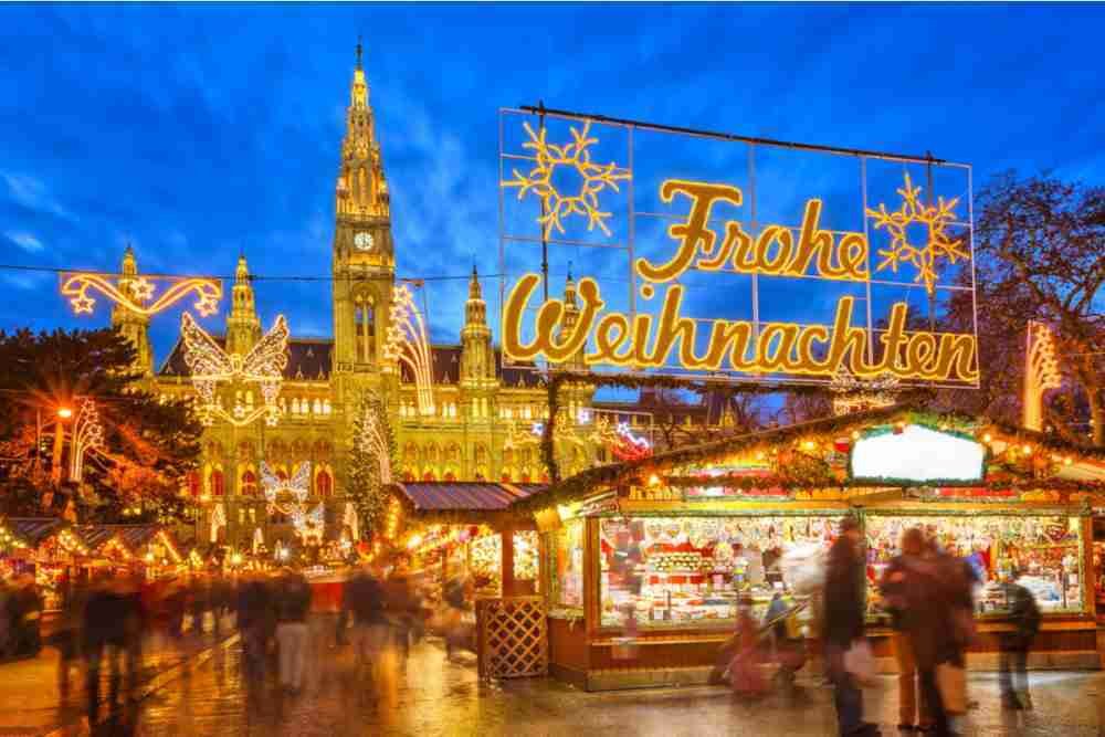 Weihnachtsmarkt am Rathausplatz in Vienna in Austria