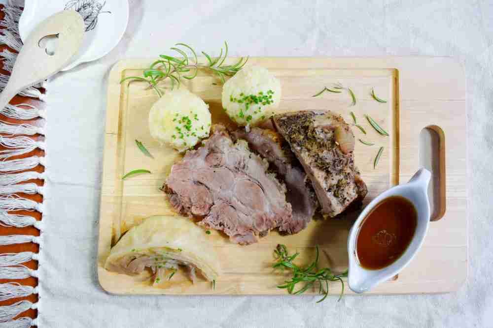 Cerdo asado con albóndigas de pan y chucrut en Viena en Austria