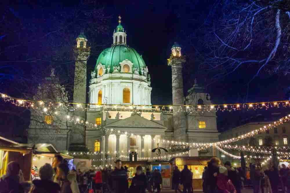 Mercado navideño Karlsplatz en Viena en Austria