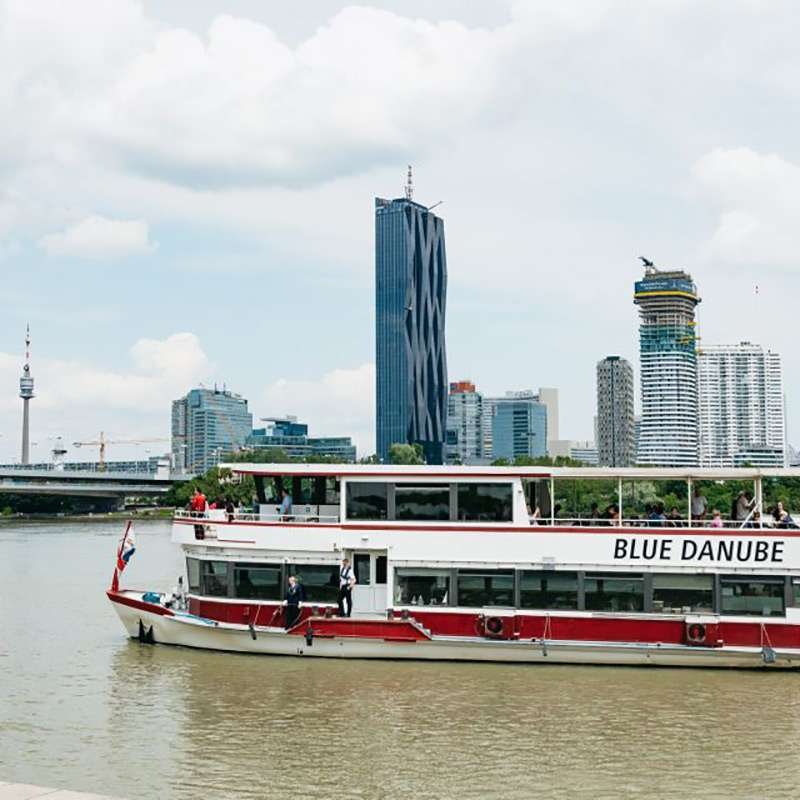 Wien-Bootsfahrt-auf-dem-Donaukanal-mit-Mittagessen-Option