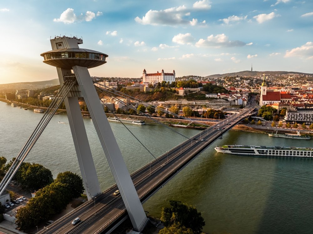 3) Spazieren Sie am Donauufer entlang und genießen Sie eine Schifffahrt